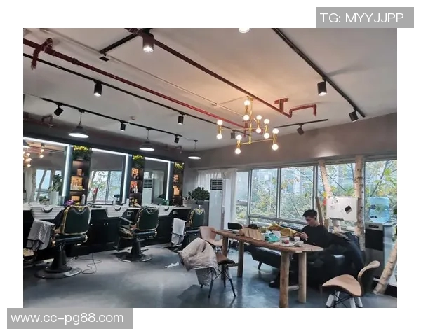 理发师宣岳鑫加盟上海海港前特意剪发展现新形象